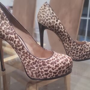 Pour La Victoire Leopard Print Heels